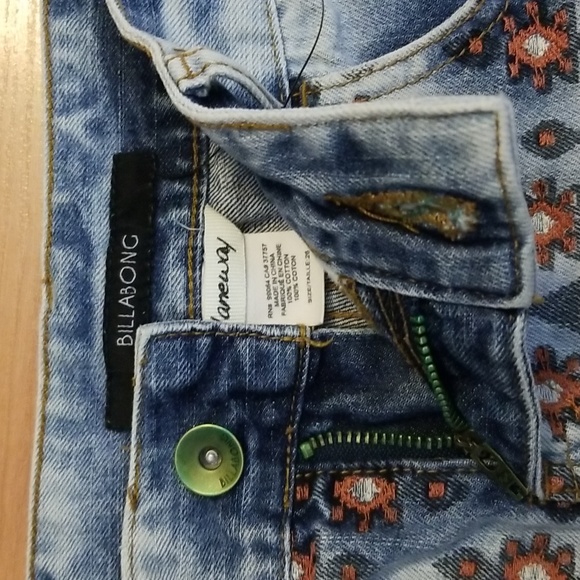 Billabong Laneway Denim Frayed Hem Acid-Washed Embroidered Cut-off Shorts - Picture 6 of 9